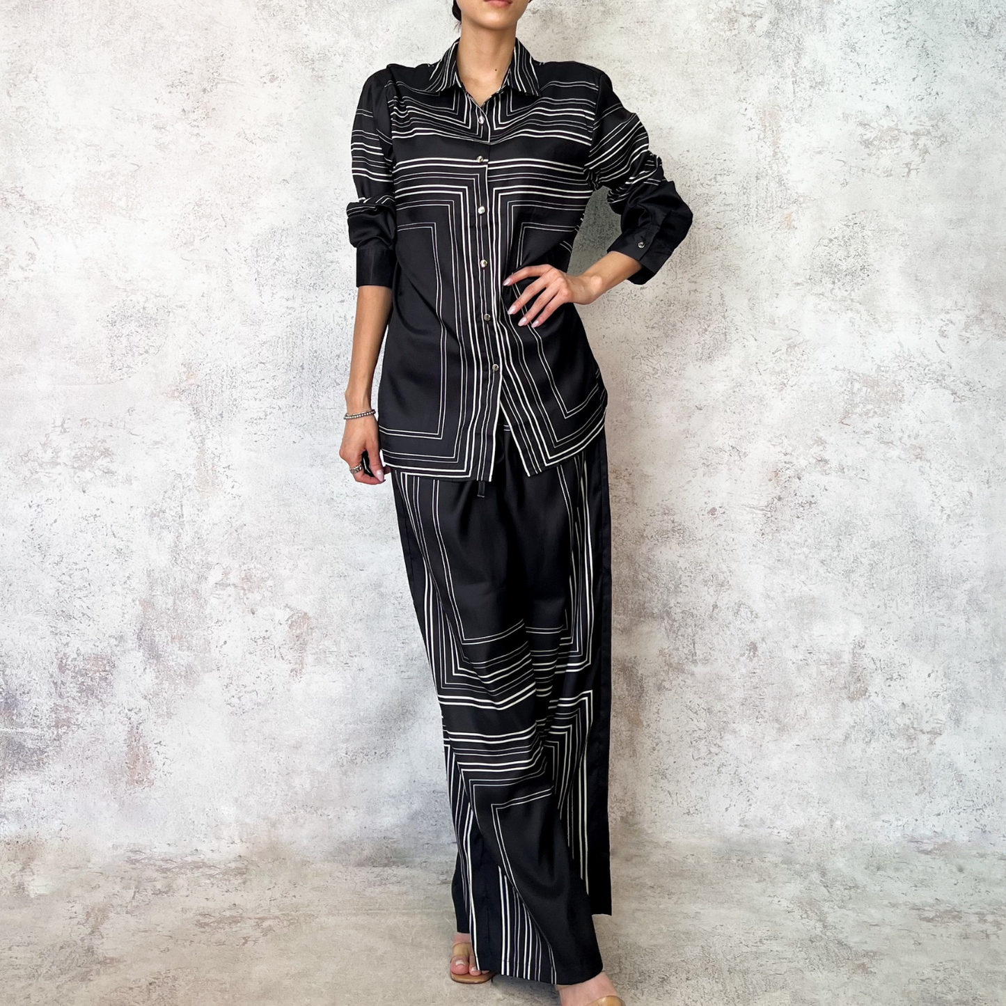 Conjunto negro con rayas blancas