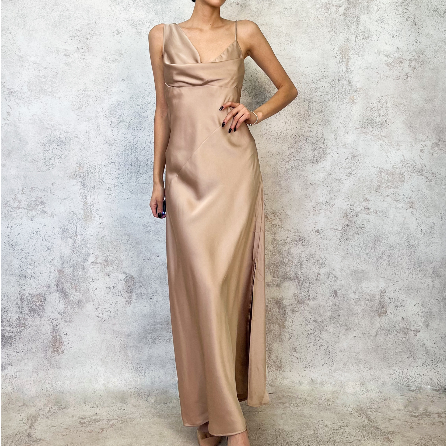 Vestido midi lencero beige