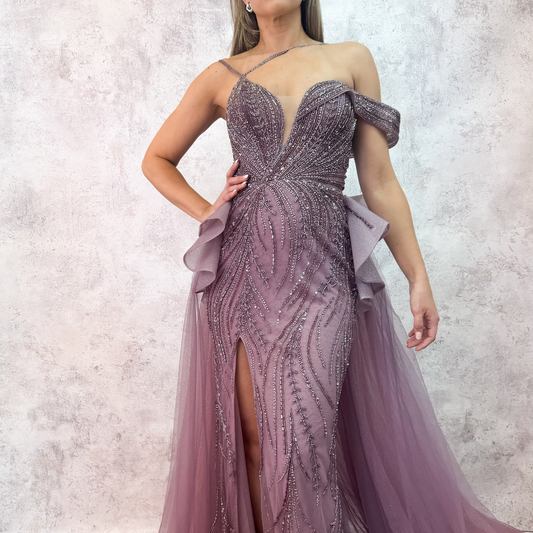 Vestido largo lila con pedrería y tul