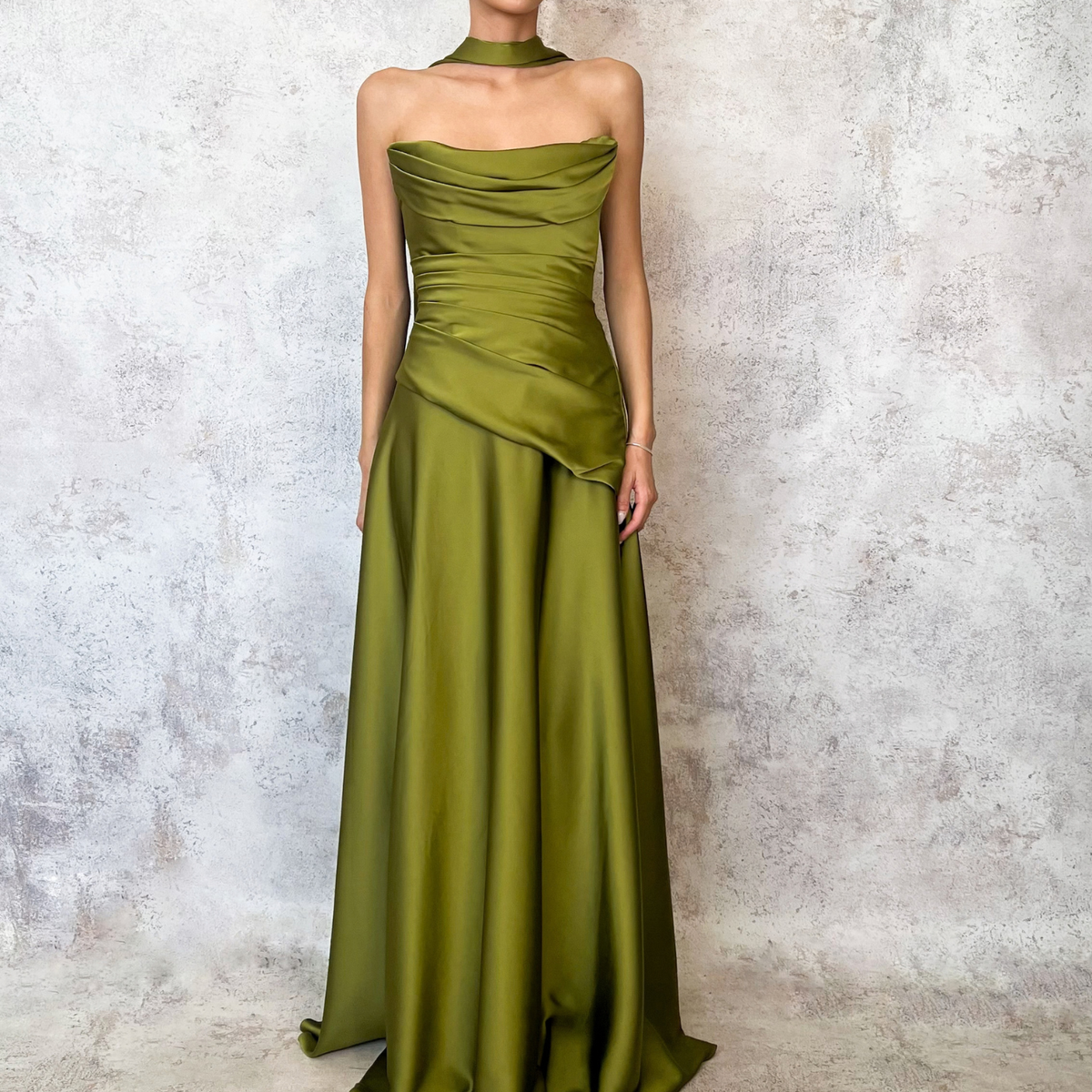 Vestido largo strapless verde olivo