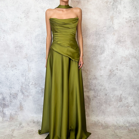 Vestido largo strapless verde olivo