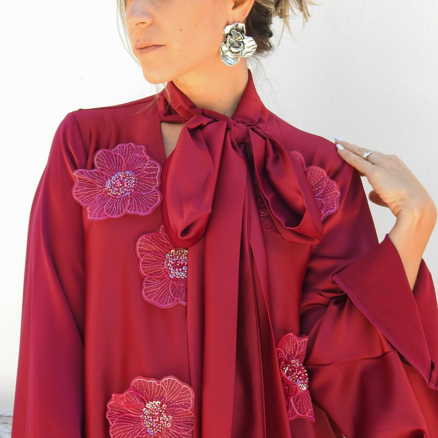 Vestido color vino flores resaltadas