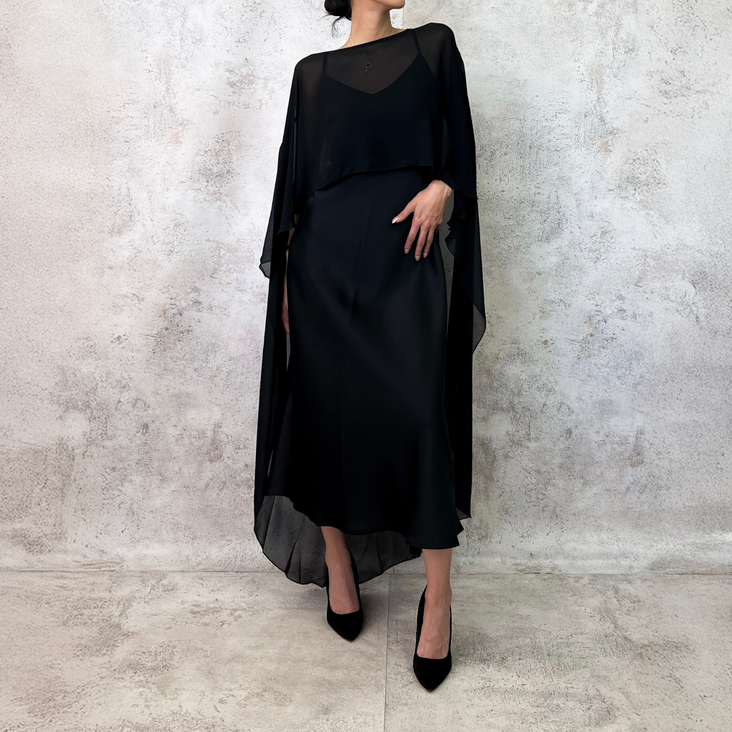 Vestido negro con capa de gasa