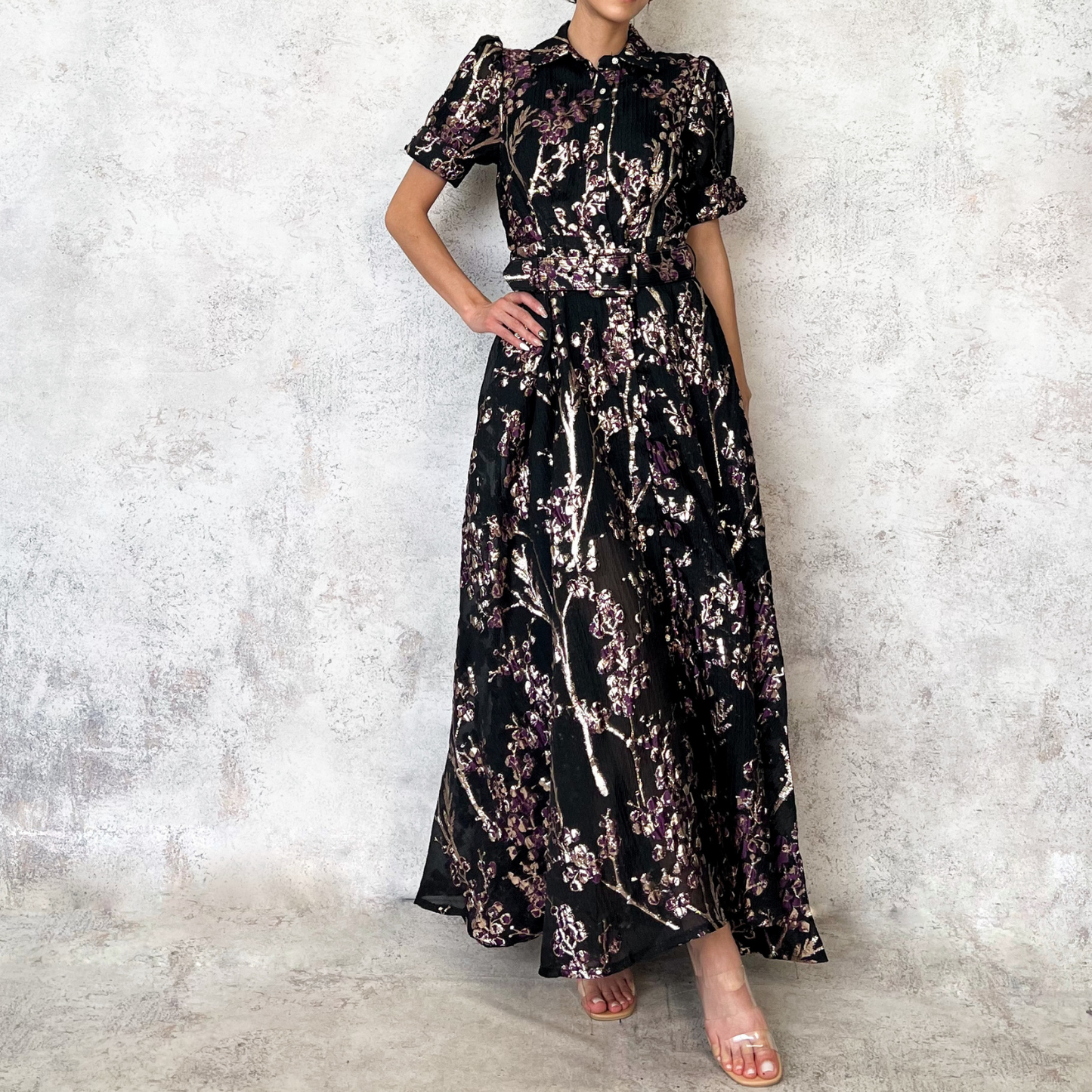 Vestido midi negro bordado dorado