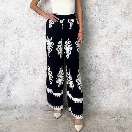 Pantalón ancho con estampado figuras blancas