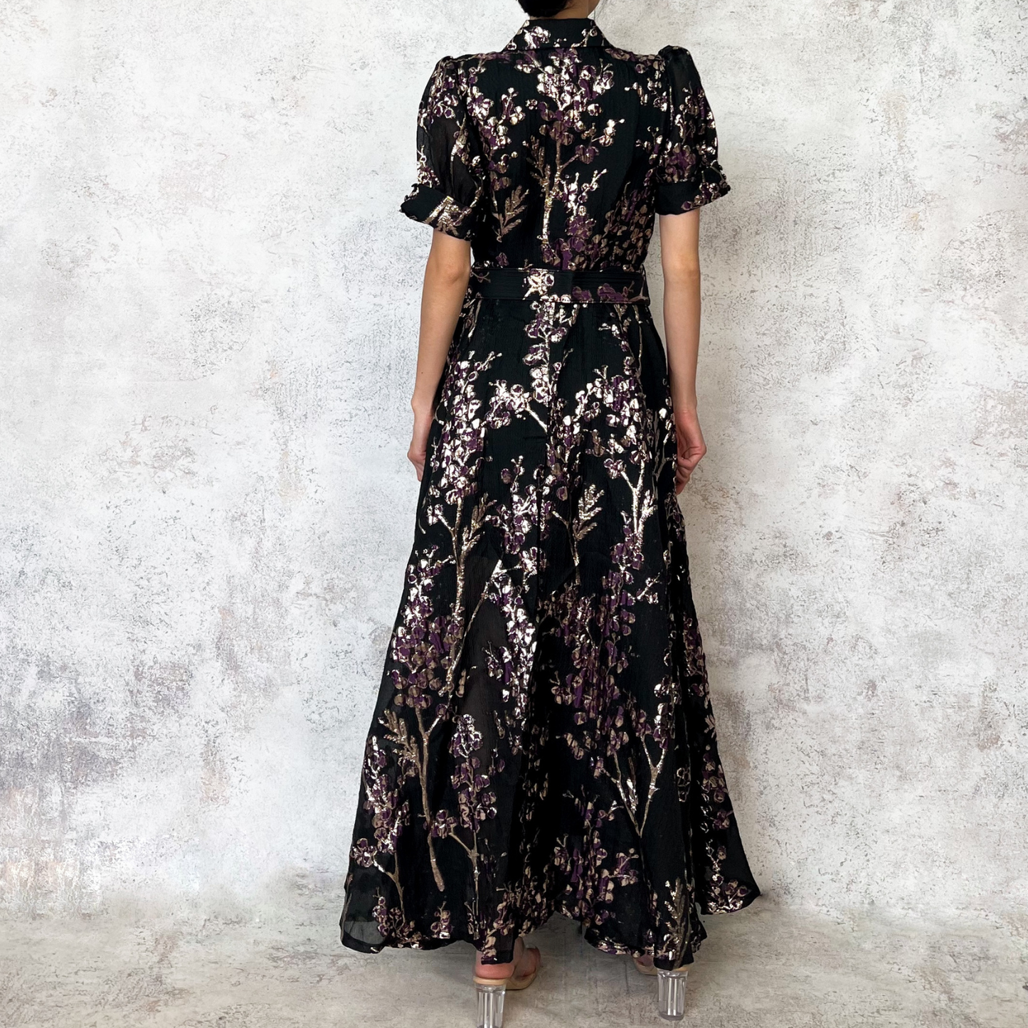 Vestido midi negro bordado dorado