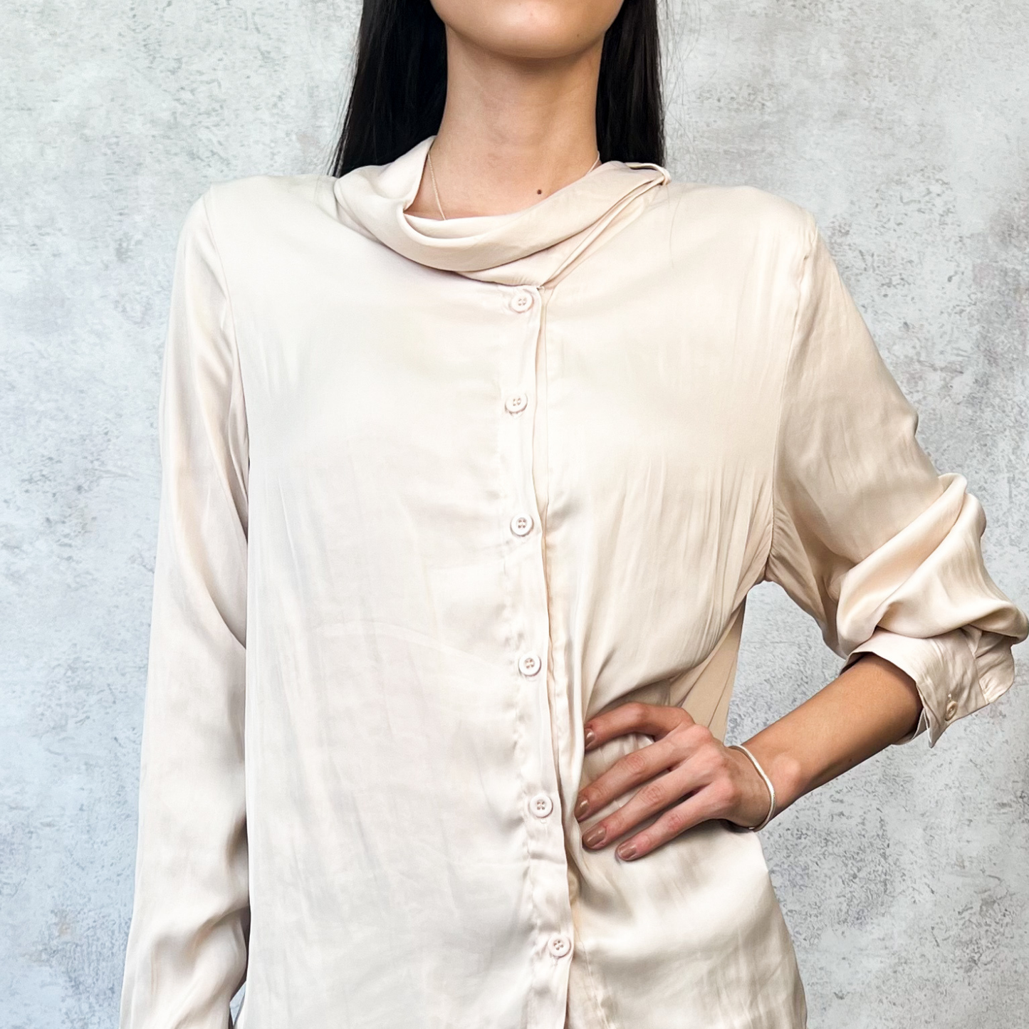 Blusa satinada beige