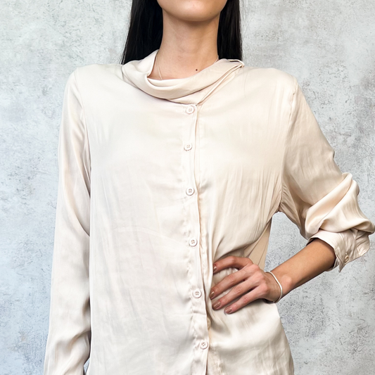 Blusa satinada beige