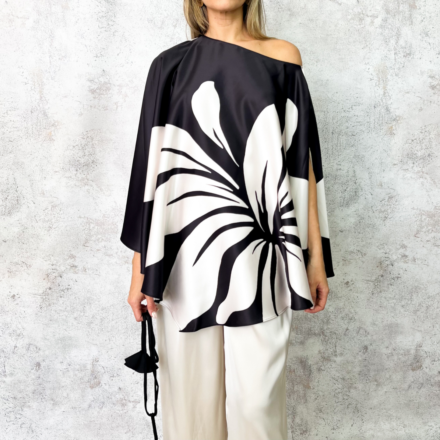 Blusa estampada blanco/negro.
