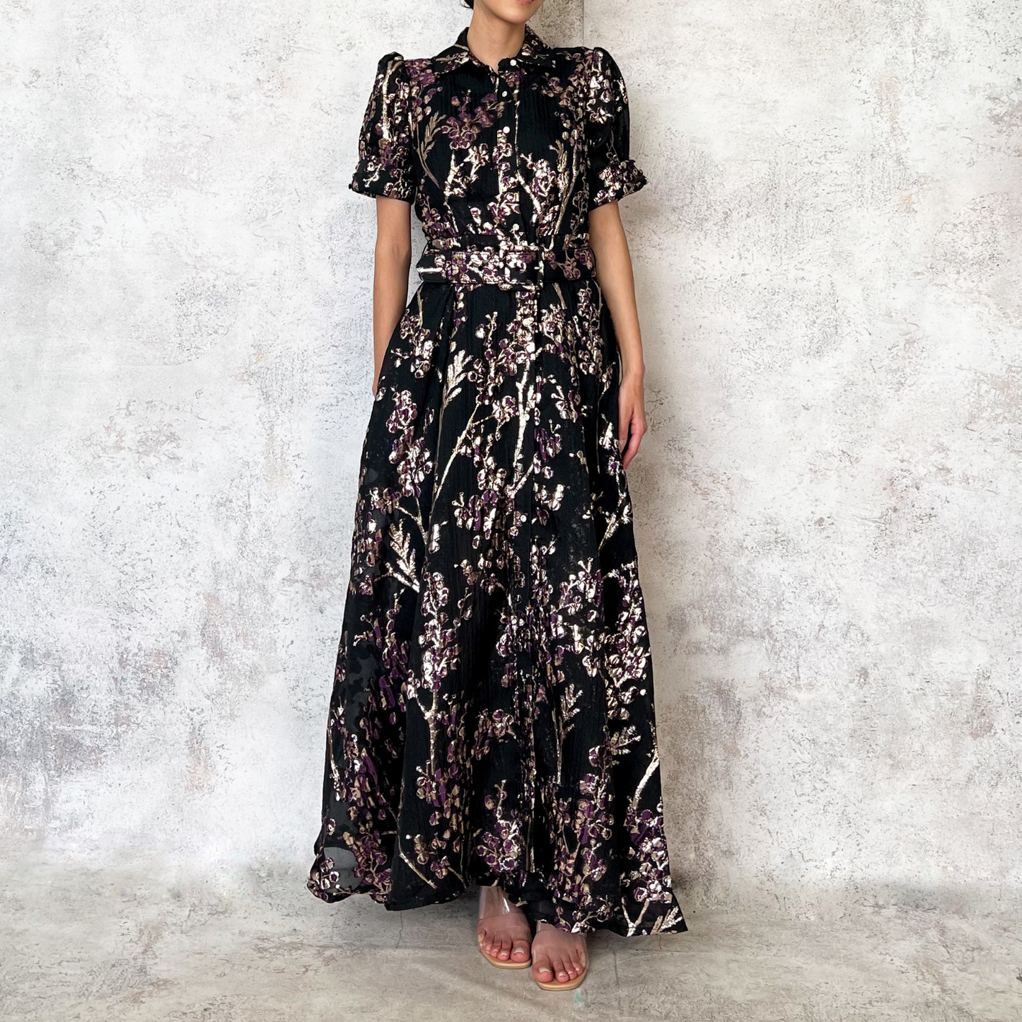 Vestido midi negro bordado dorado