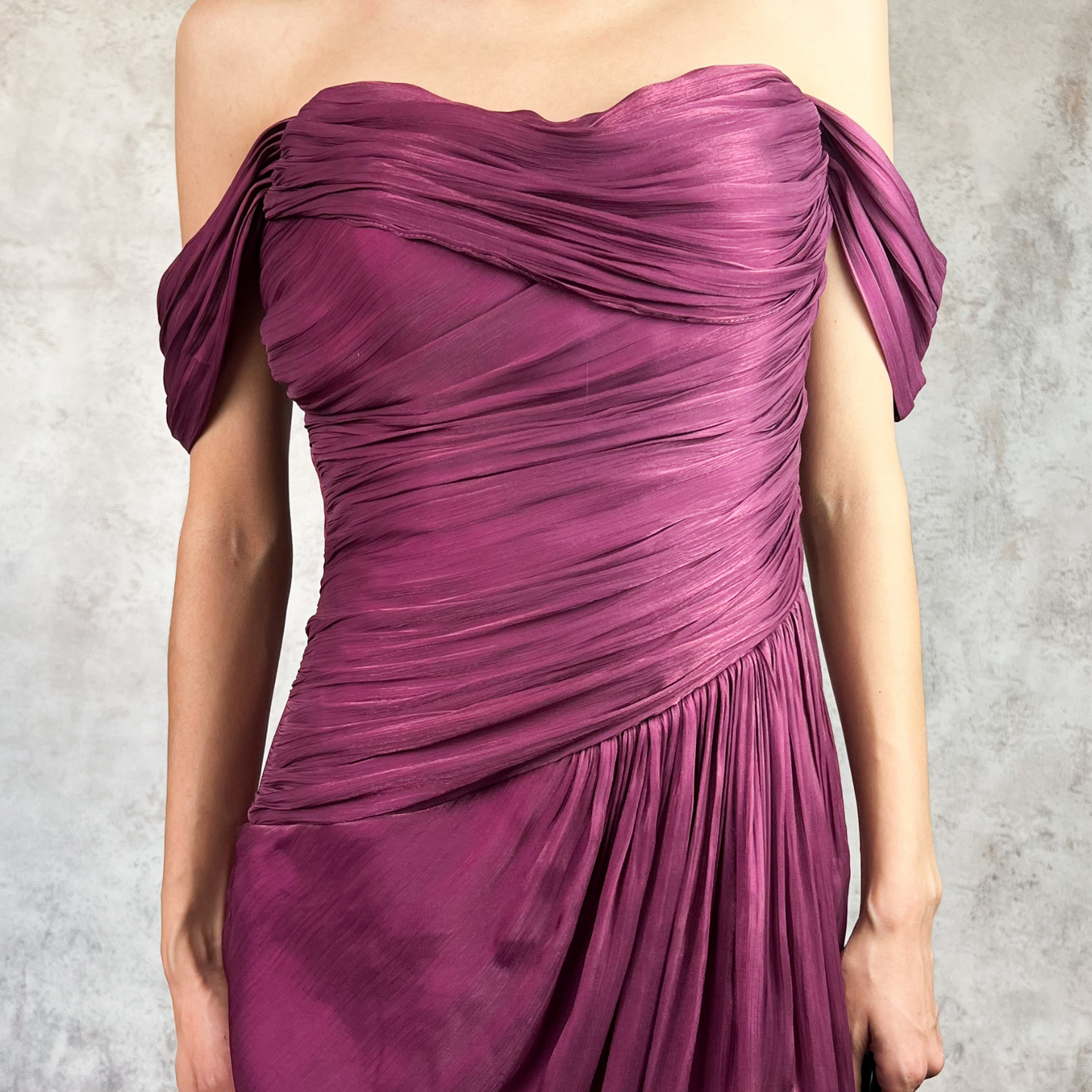 Vestido largo tela satinada brillosa ciruela