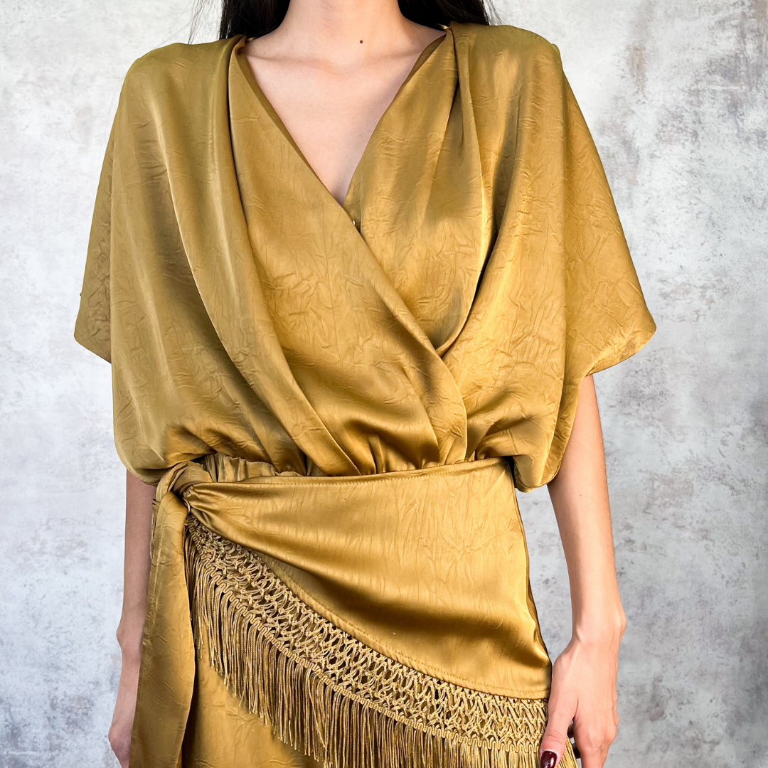 Jumpsuit satinado color mostaza