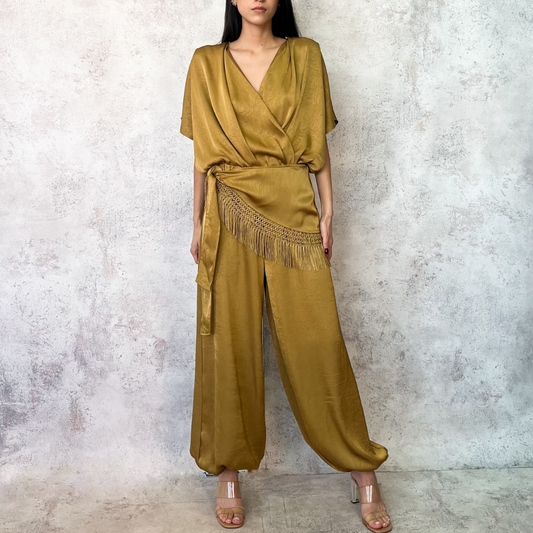 Jumpsuit satinado color mostaza