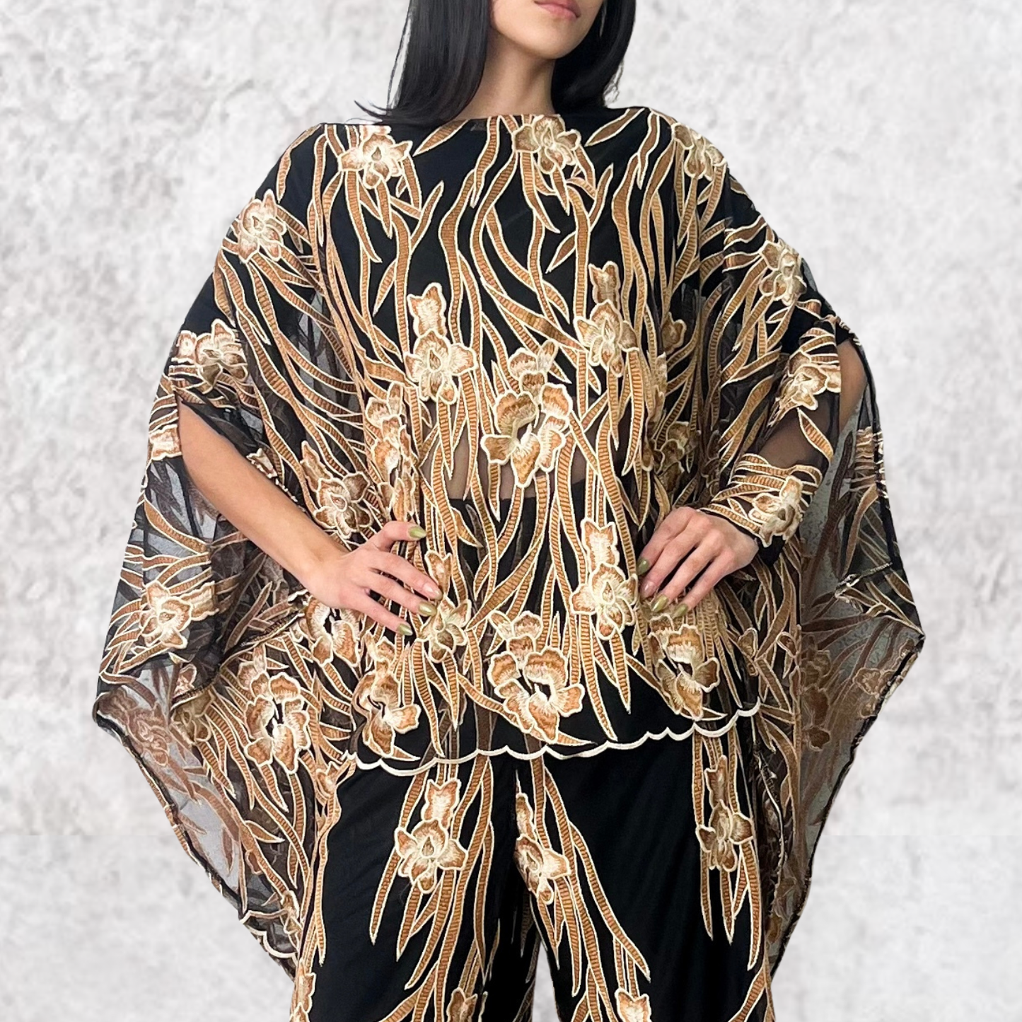 Blusa negra estampado flores con bordado café