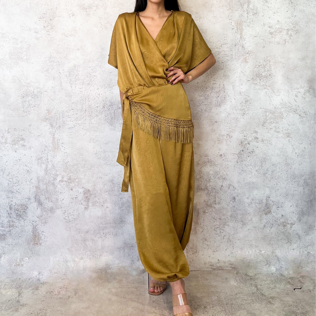 Jumpsuit satinado color mostaza