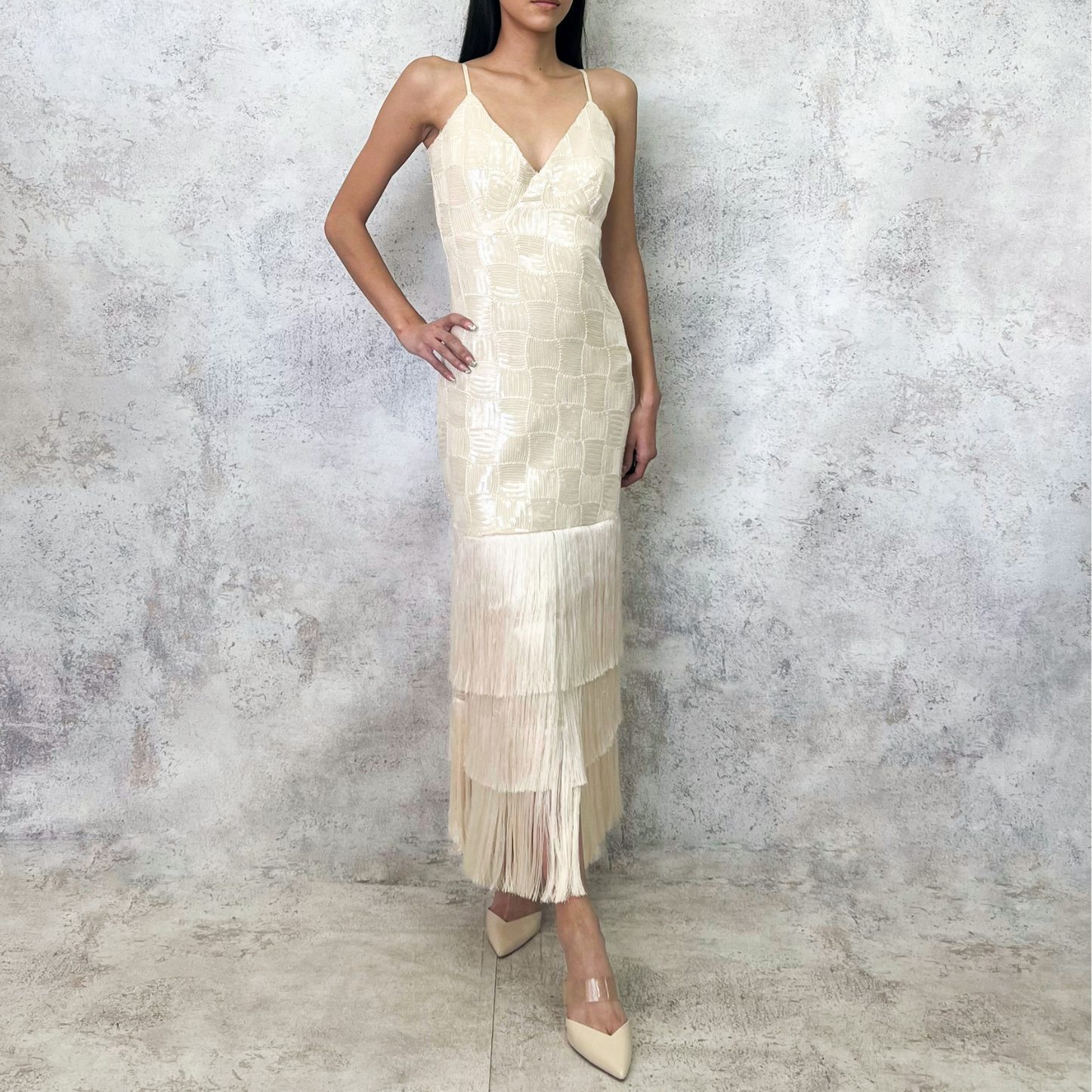 Vestido en corte midi champagne flecos