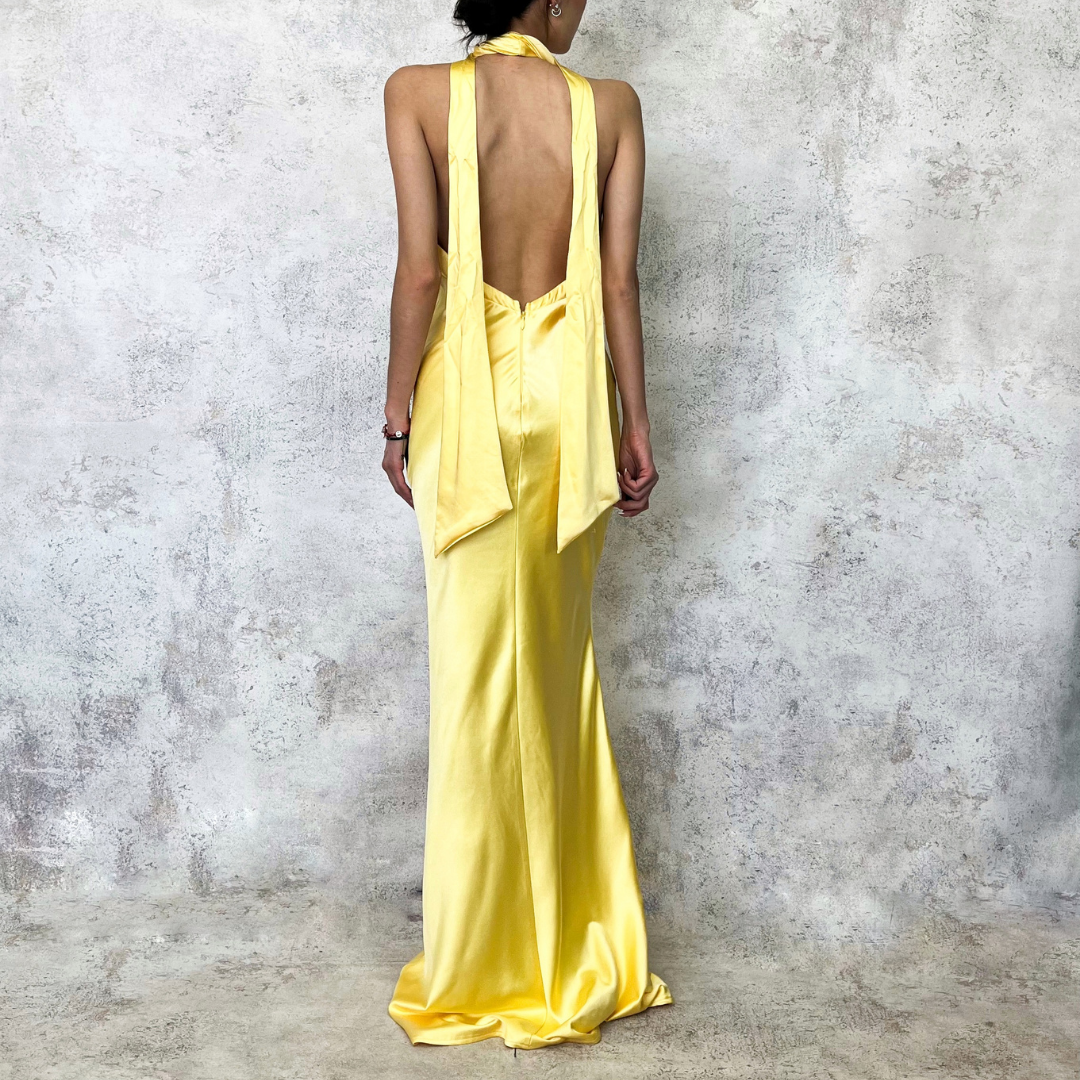 Vestido largo satinado halter amarillo