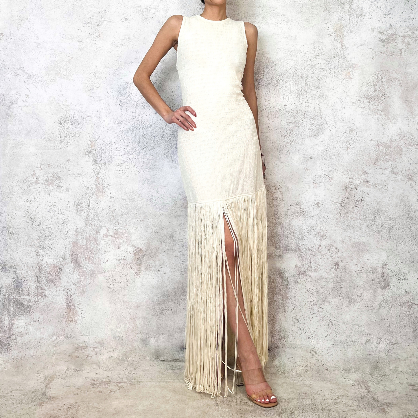 Vestido midi con detalle de flecos beige