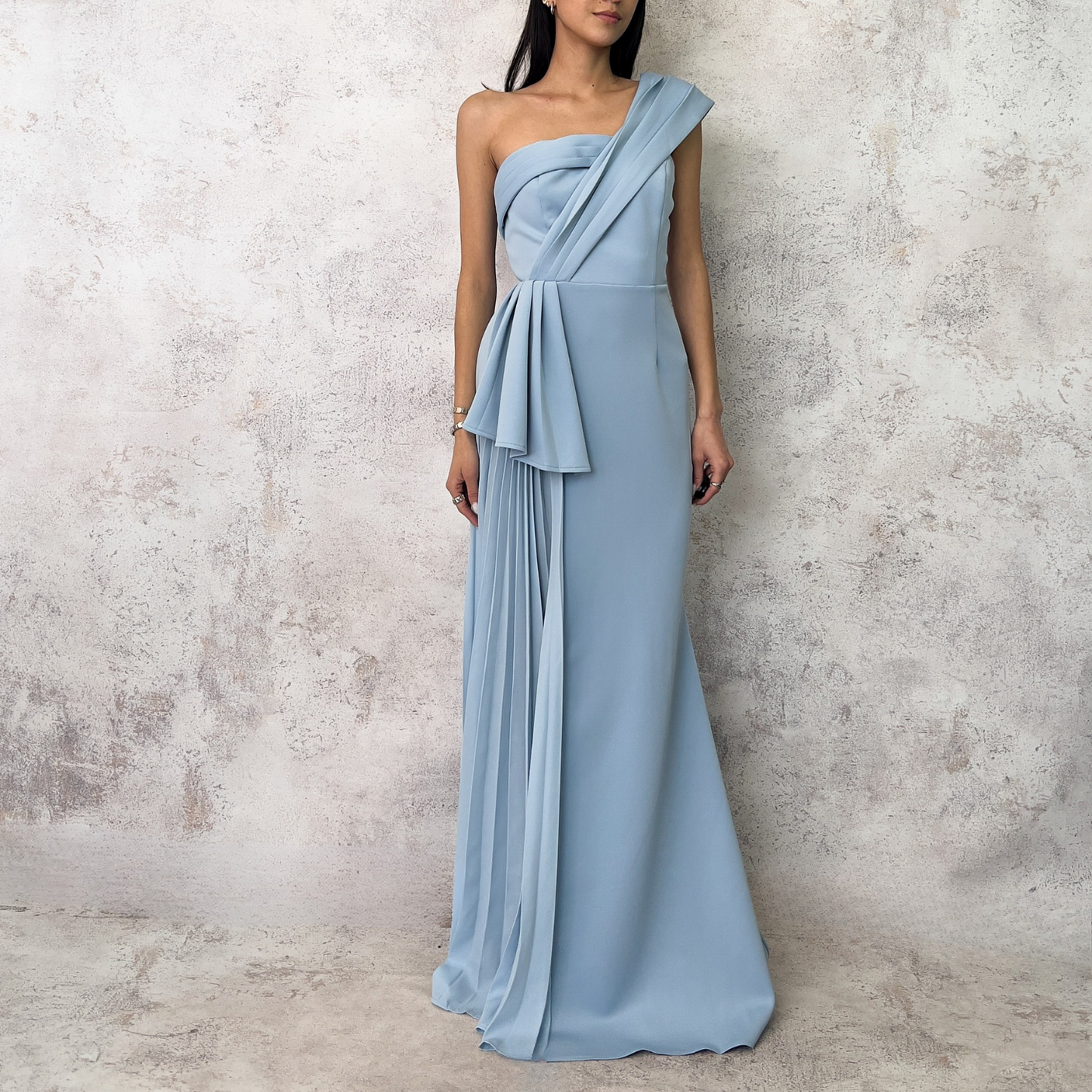 Vestido largo azul claro tableado.