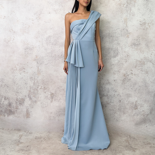 Vestido largo azul claro tableado.