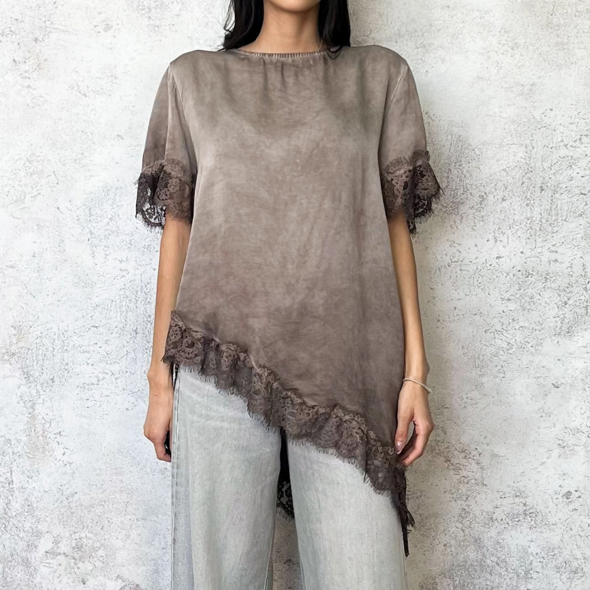 Blusa corta asimetrica taupe