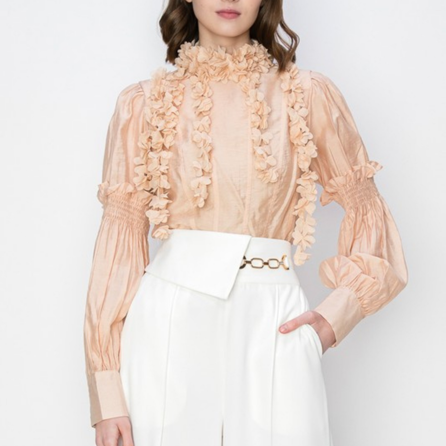 BLUSA BEIGE FLORES RESALTADAS