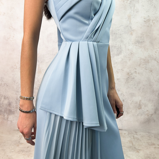 Vestido largo azul claro tableado.