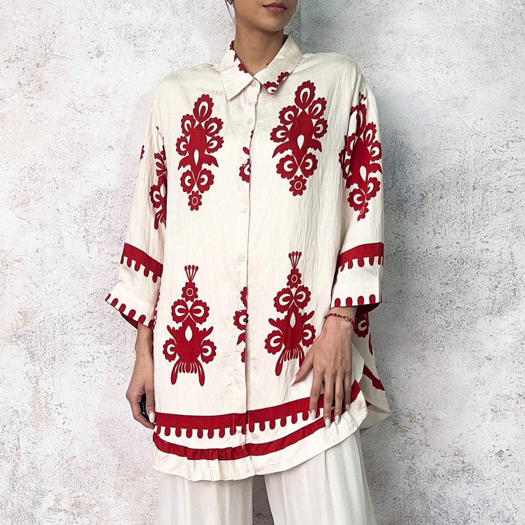 Camisa manga corta de figuras rojas.