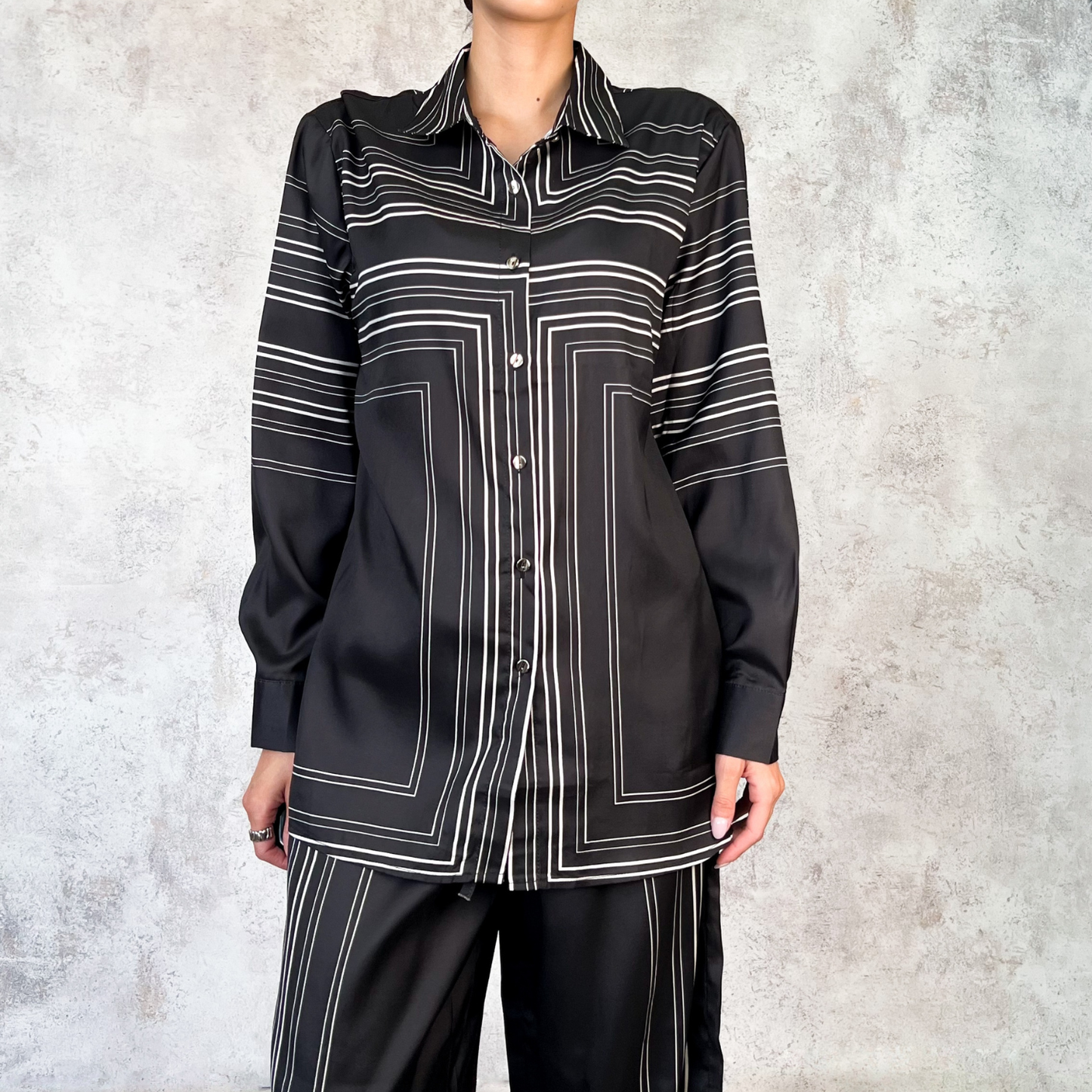 Conjunto negro con rayas blancas