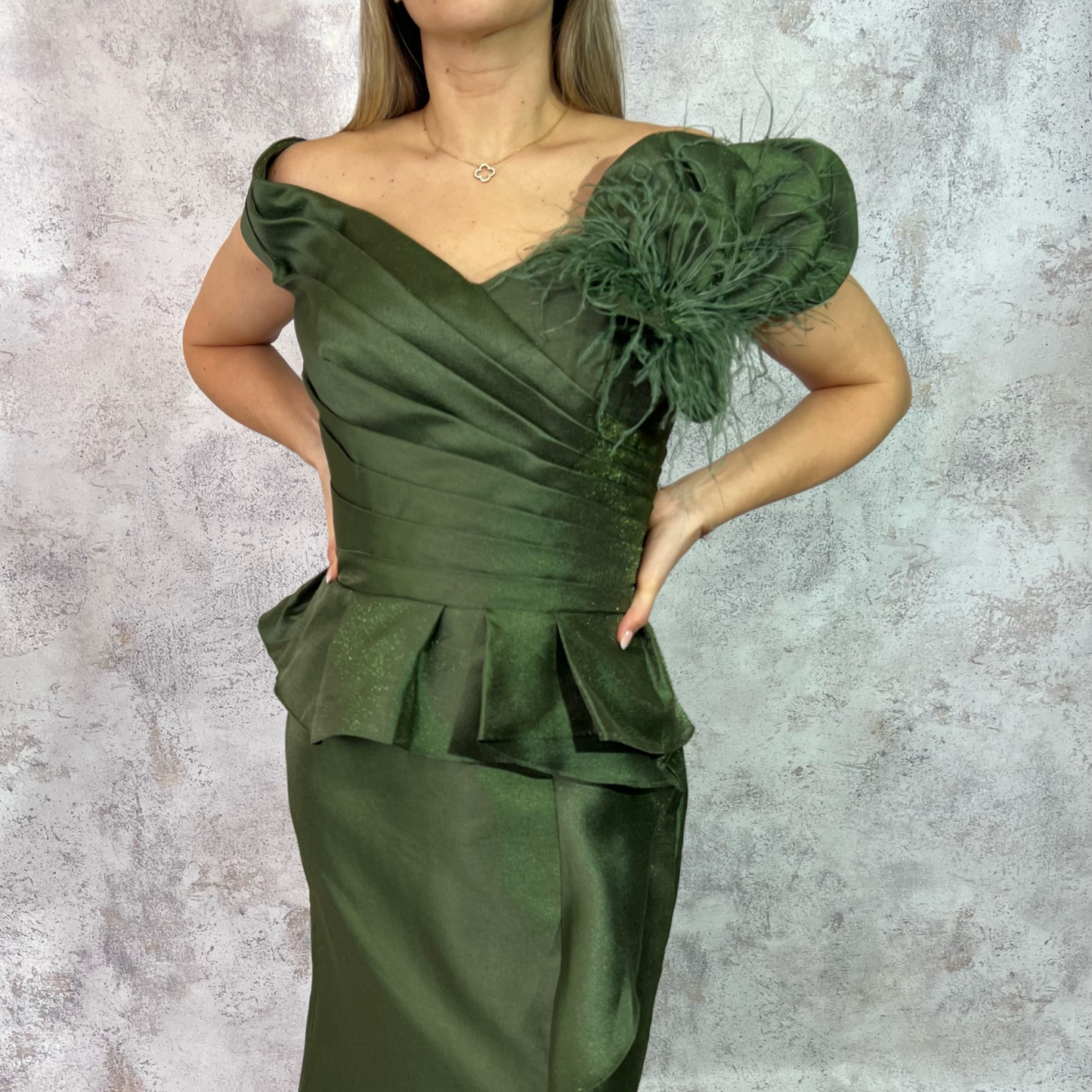 Vestido largo verde olivo con plumas