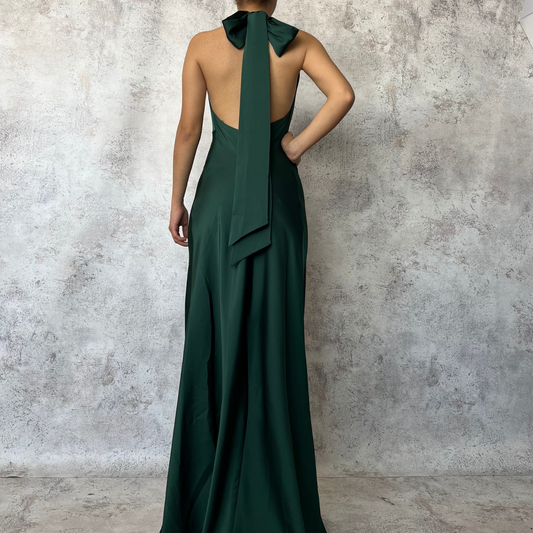 Vestido largo cuello escotado verde.