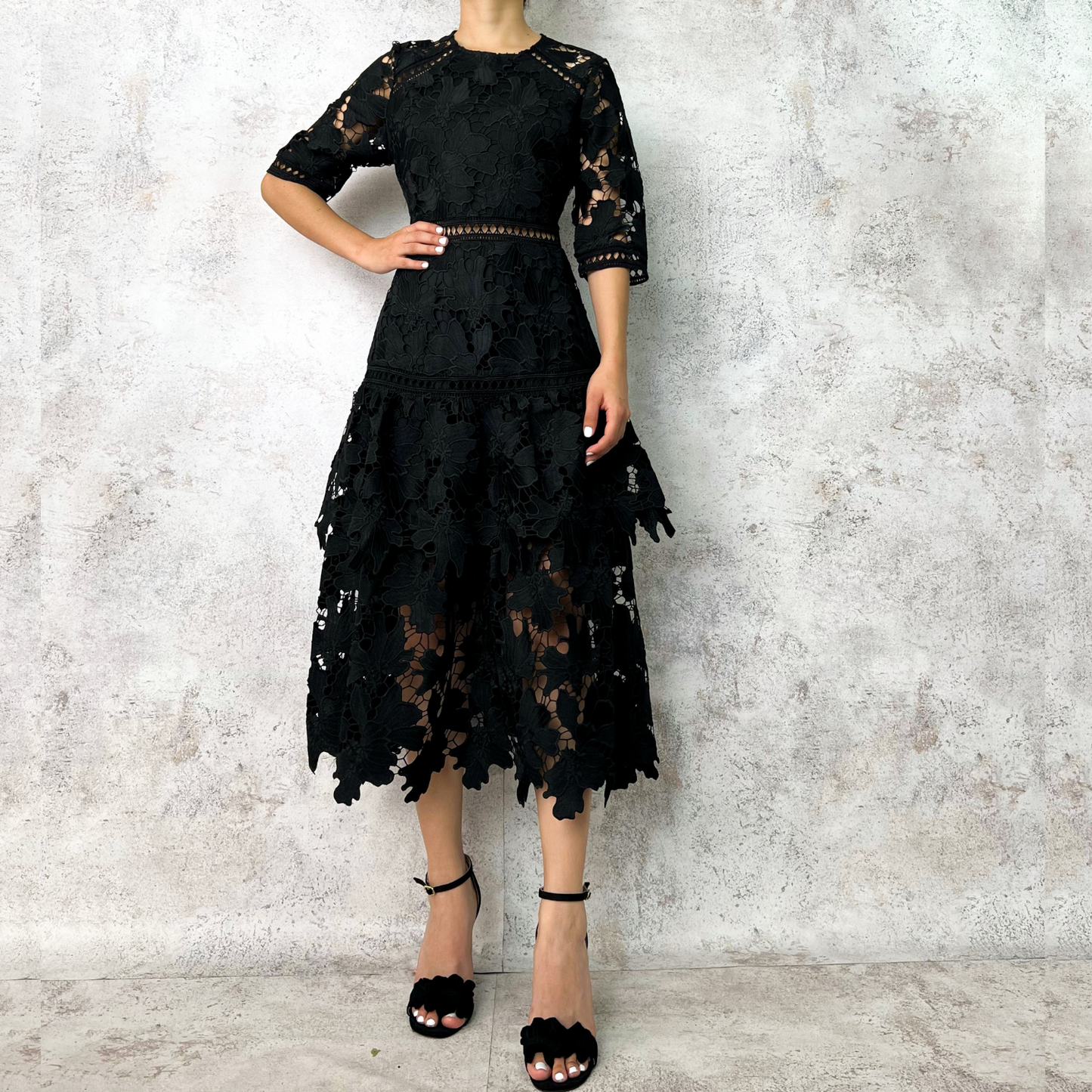 Vestido midi guipiur capas negro.