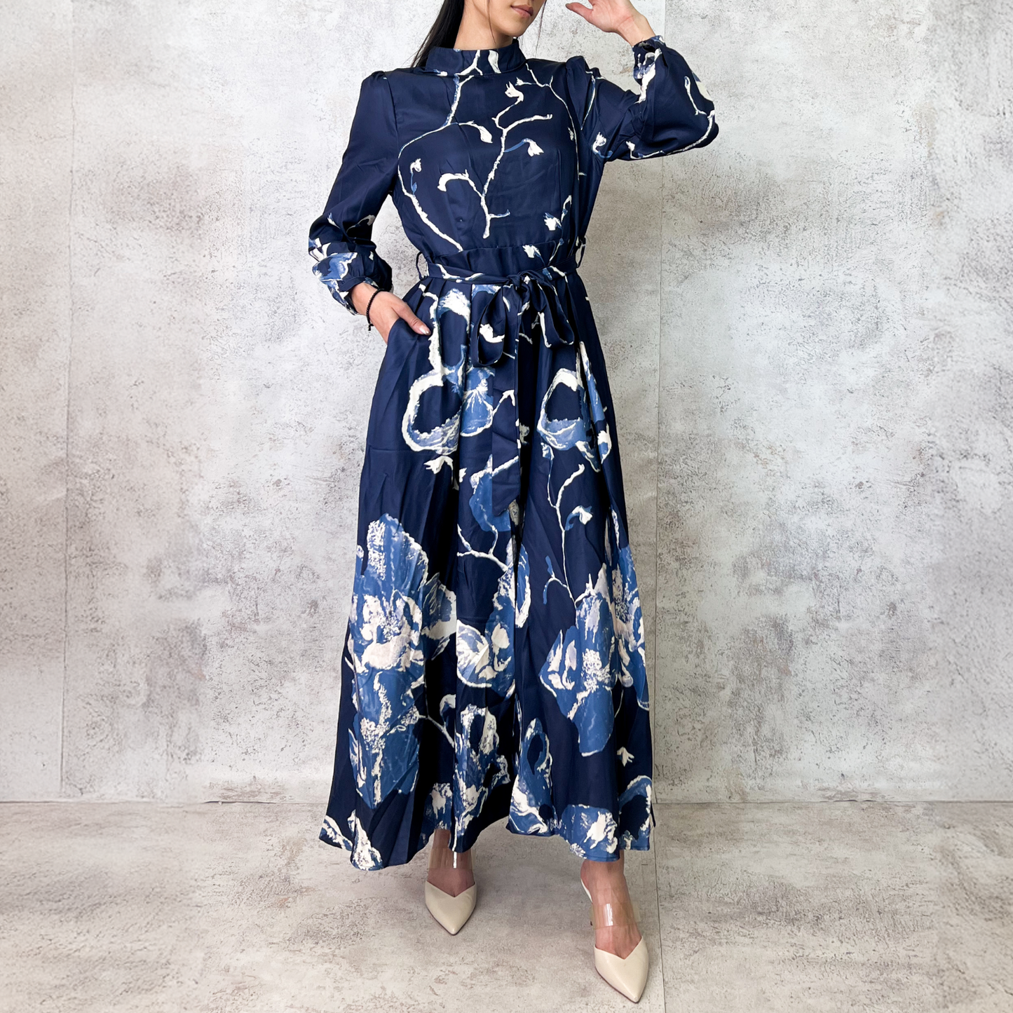 Vestido midi azul marino con estampado floral