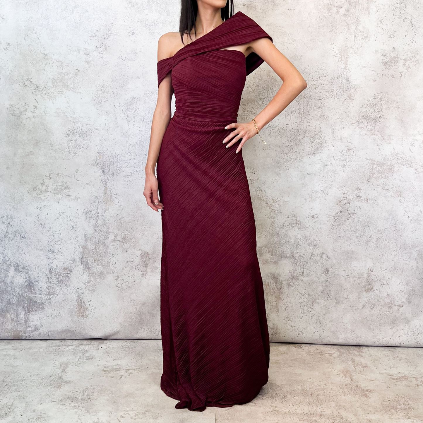 Vestido largo color vino en plisado diagonal