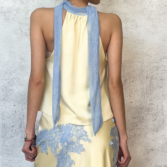 Blusa amarilla con detalles de encaje azul