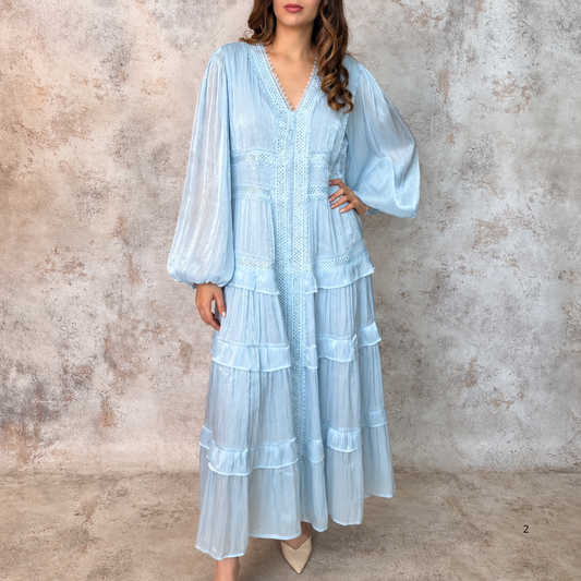 Vestido midi azul cielo con olanes