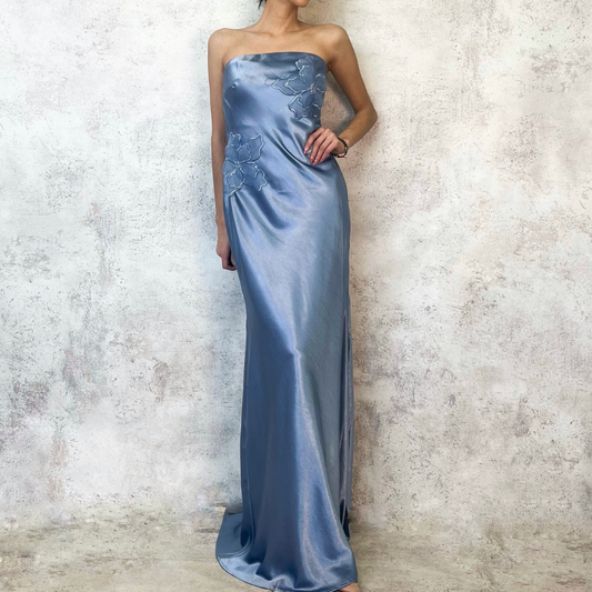 Vestido largo azul cielo con flores resaltadas