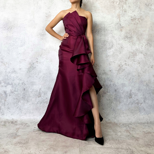Vestido strapless olanes lado burgundy.