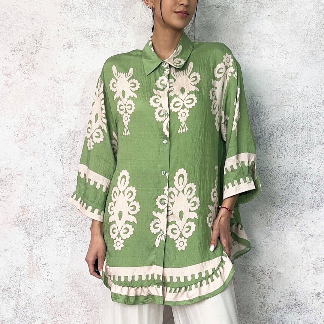 Camisa verde manga corta de figuras beige