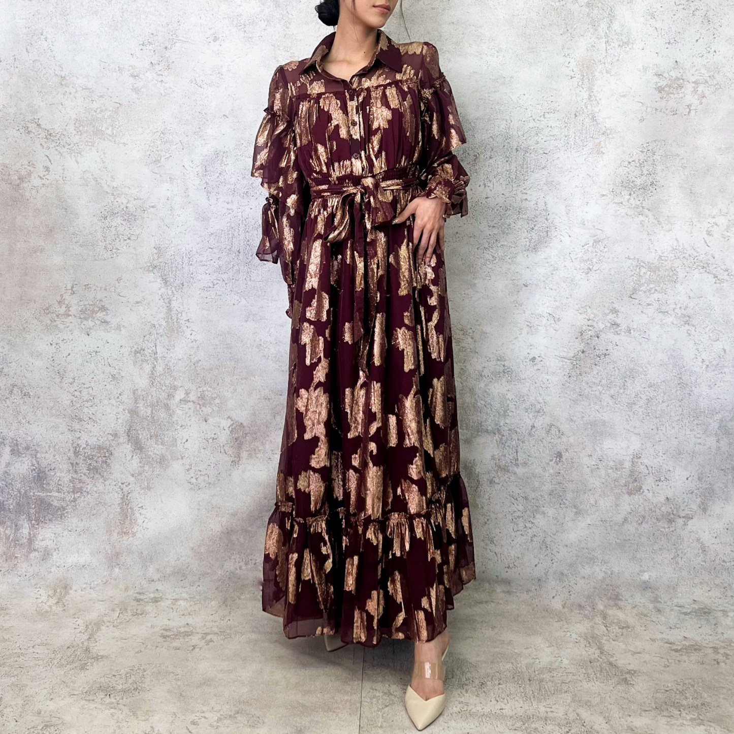 Vestido vino con estampado en flores doradas