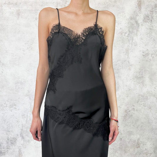 Blusa asimétrica satinada con encaje negra