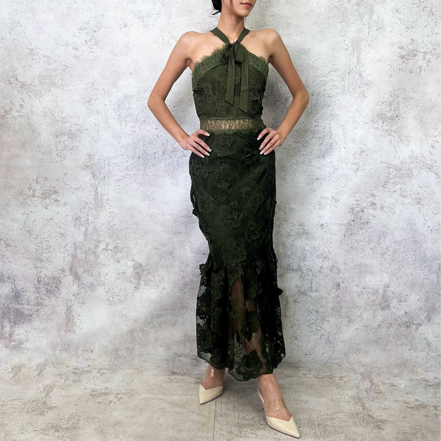 Vestido cuello halter de encaje verde olivo