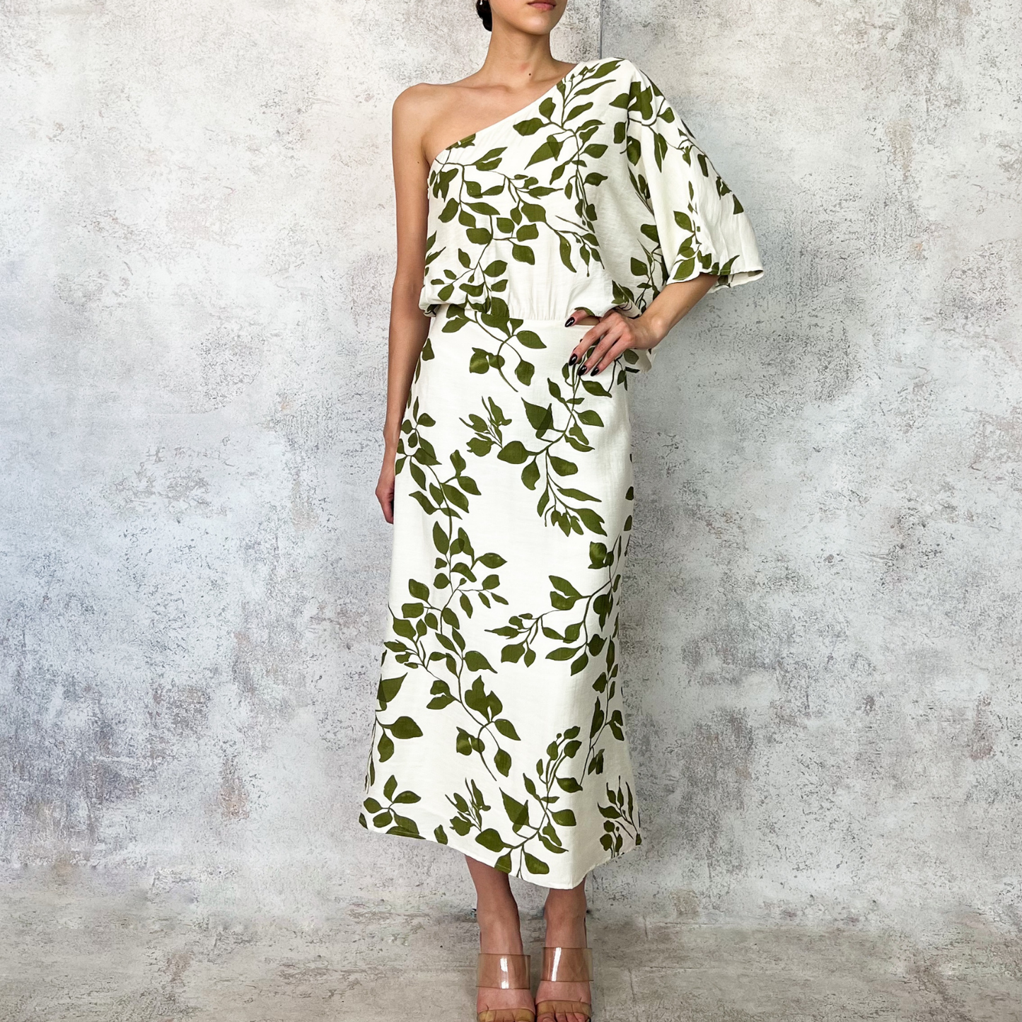 Vestido blanco estampado hojas verde