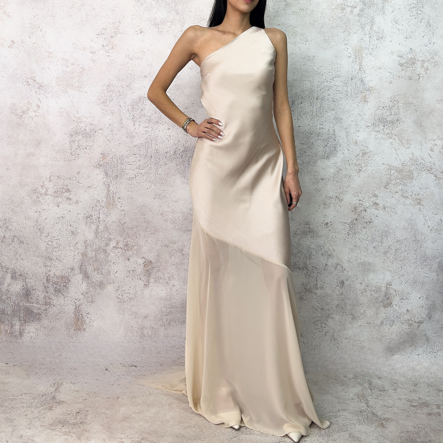 Vestido largo falda gasa champagne.