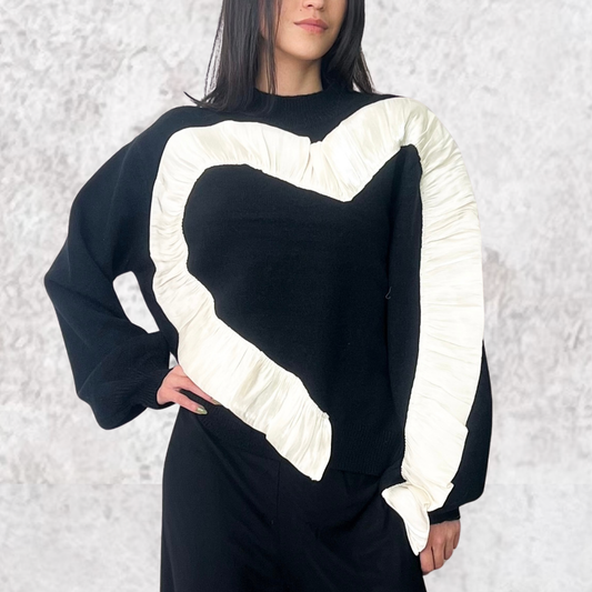 Suéter negro con corazón de organza