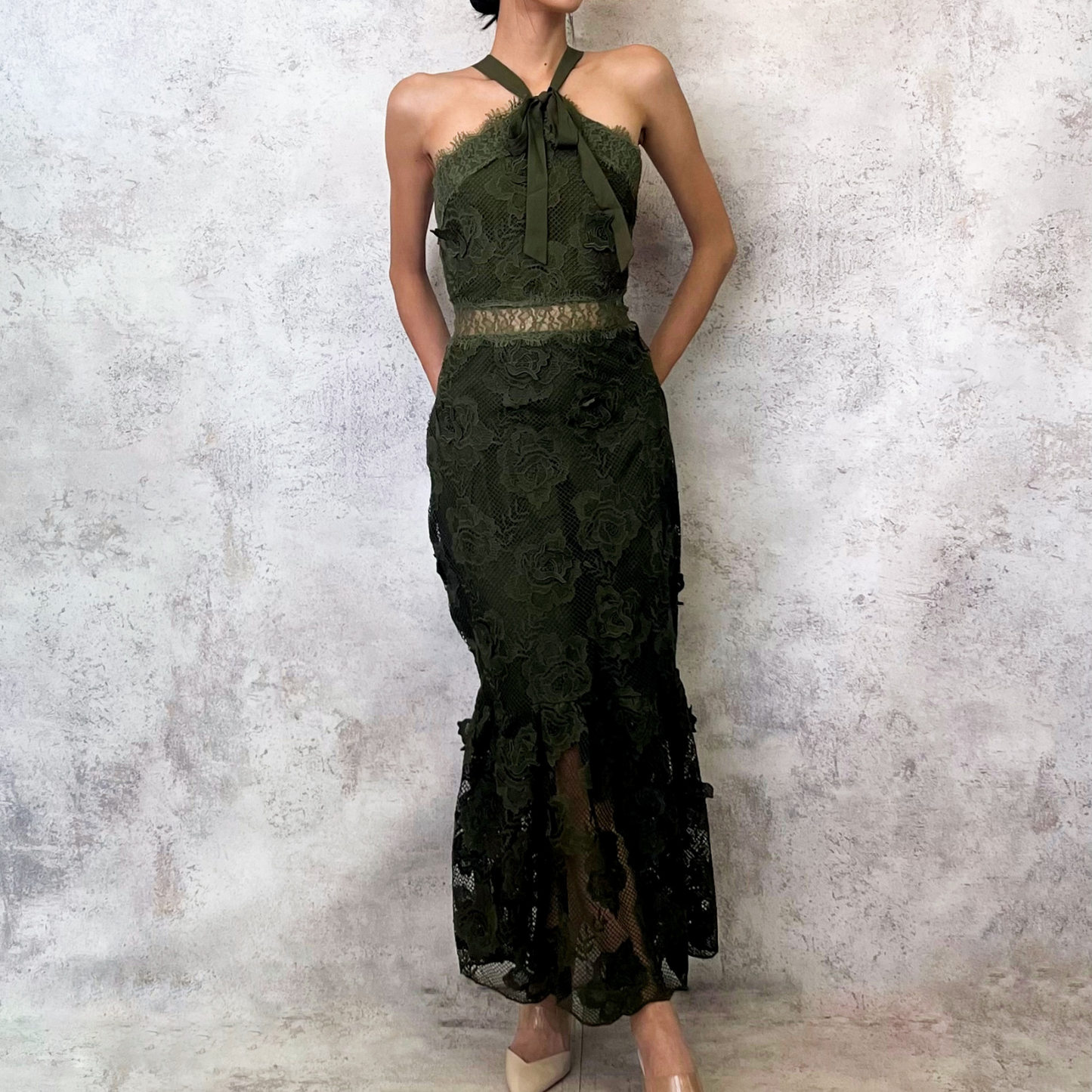 Vestido cuello halter de encaje verde olivo