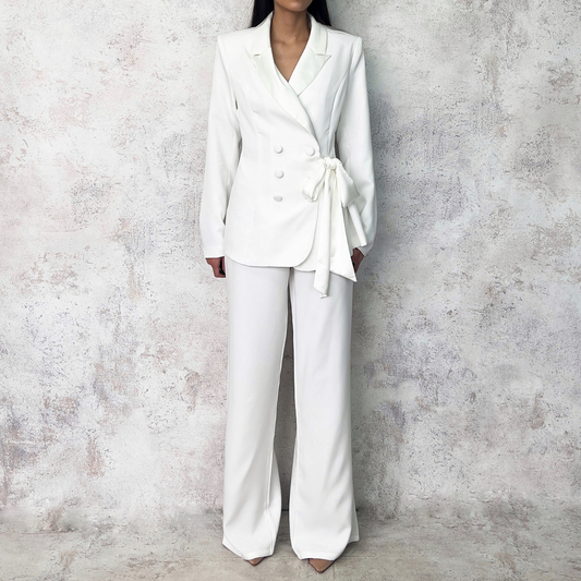 Traje sastre detalles satinados blanco