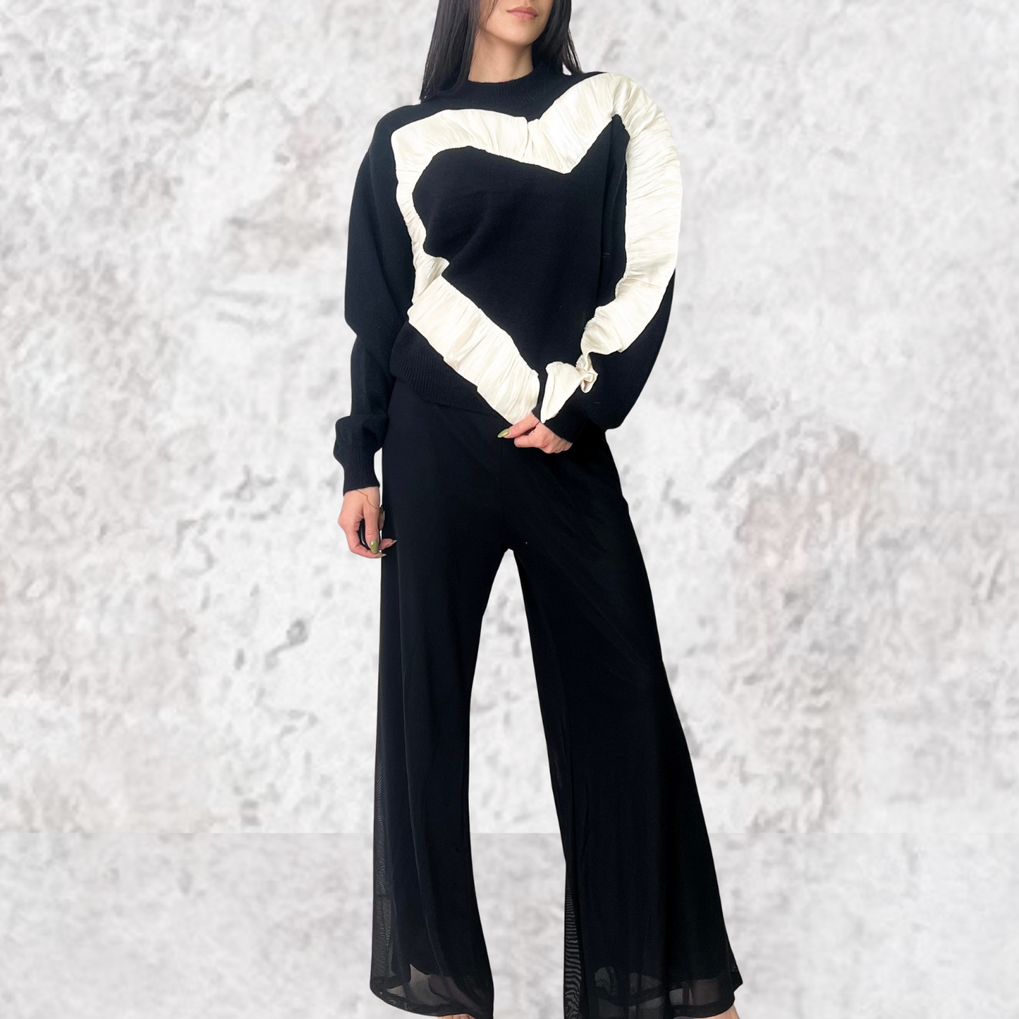 Suéter negro con corazón de organza