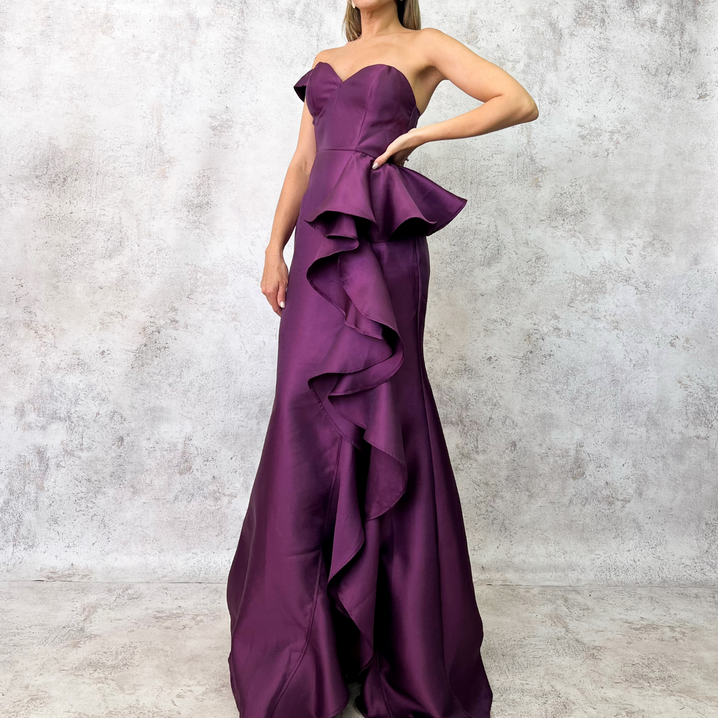 Vestido largo morado con volantes en cascada.