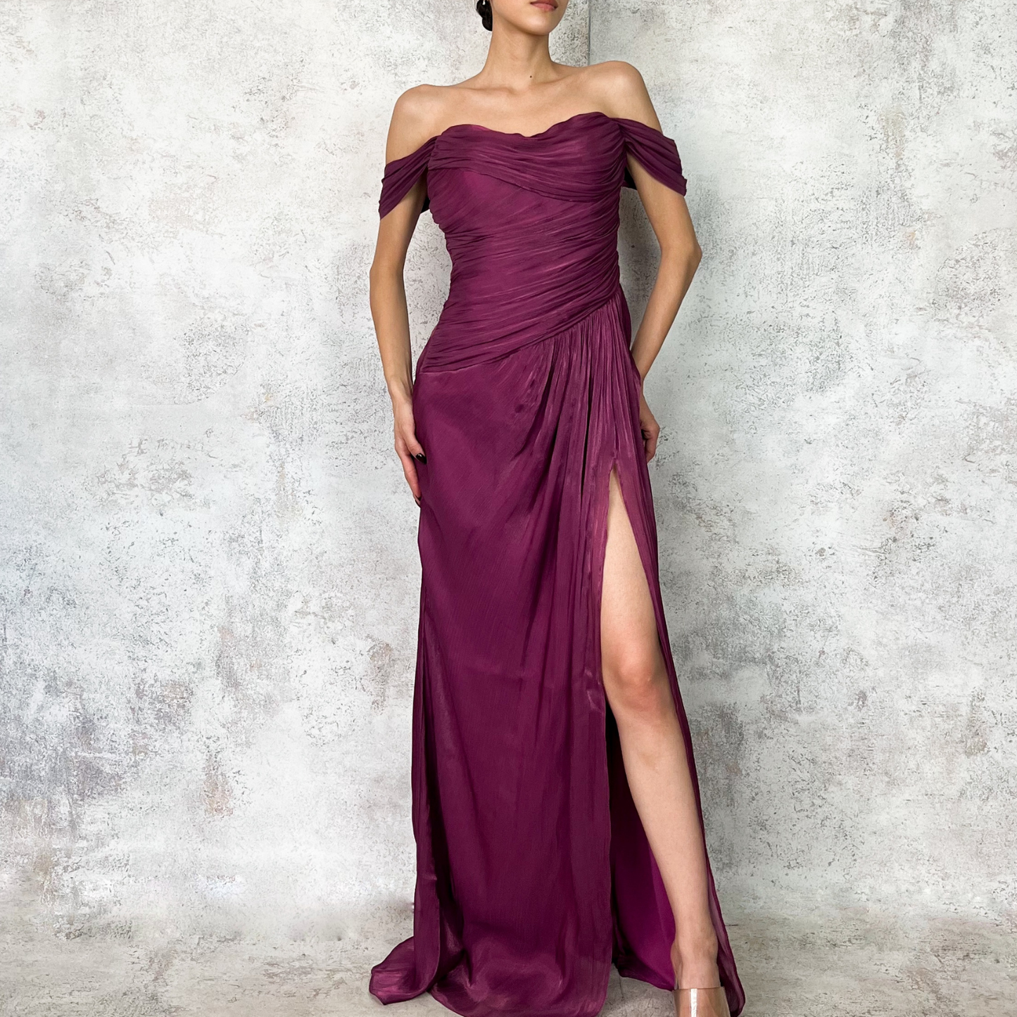 Vestido largo tela satinada brillosa ciruela